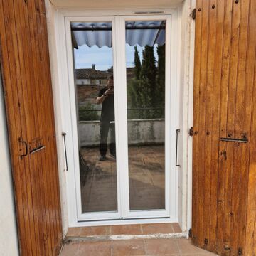 Rénovation de menuiseries PVC pour une maison chaurienne