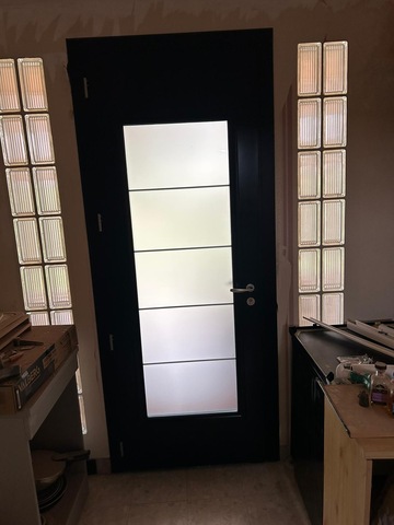 porte d'entrée en Acier modèle Parallèle RAL noir 9005 texturé