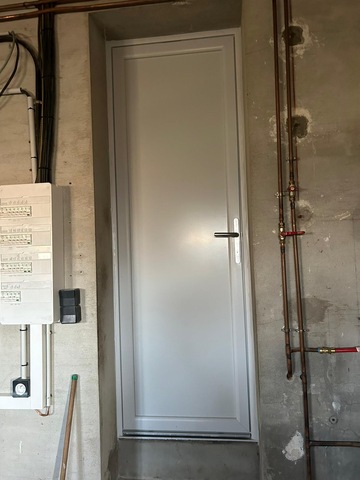 une porte de service en PVC RAL gris 7035