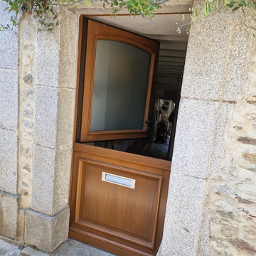 Fenêtres et porte d’entrée haut de gamme à Castelnaudary : l’élégance du bois sur mesure par Cybèle Menuiseries
