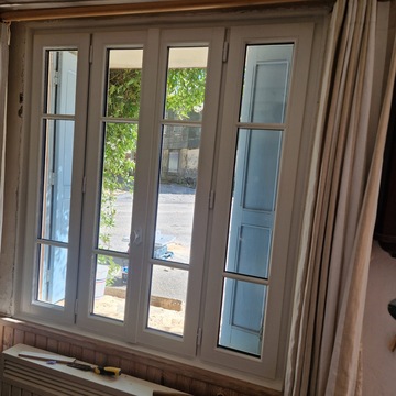 Fenêtres et porte d’entrée haut de gamme à Castelnaudary : l’élégance du bois sur mesure par Cybèle Menuiseries