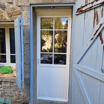 Fenêtres et porte d’entrée haut de gamme à Castelnaudary : l’élégance du bois sur mesure par Cybèle Menuiseries