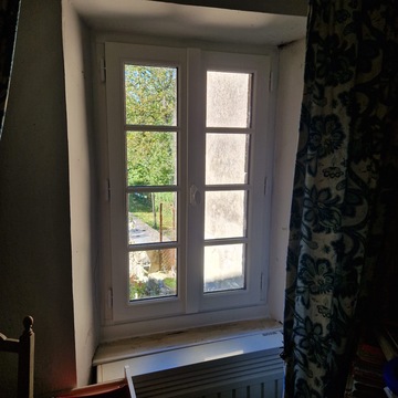 Fenêtres et porte d’entrée haut de gamme à Castelnaudary : l’élégance du bois sur mesure par Cybèle Menuiseries
