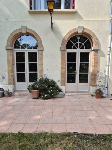 la pose de deux portes-fenêtres, deux vantaux égaux
