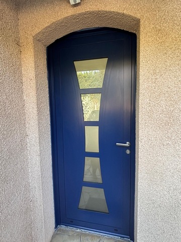 Porte d’entrée en alu Bleu Saphir : un choix design et performant pour sublimer votre maison !